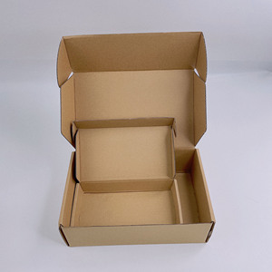 Boîtes d'expédition en papier kraft personnalisées avec logo, écologiques, en carton ondulé, pour l'emballage de vêtements de marque de mode. - Product Image 2