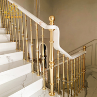 Rampe d'escalier moderne en aluminium de luxe léger, colonnes en cuivre, incrustations dorées et cristal, hauteur réglable, en aluminium moulé pour intérieur