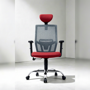 Chaise de bureau ergonomique moderne en maille, siège rouge, base chromée, accoudoirs fixes, appui-tête intégré, pivotante, mobilier commercial, manuelle - Product Image 1