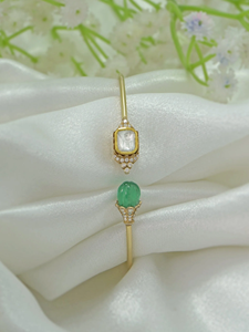 Brazalete Emerald Aura, Lujoso y Elegante, Inspirado en el Brillo Real, Hecho a Mano por Diseñadores, Brazalete con Diamantes Polki, Tono Oro de 9K - Product Image 3