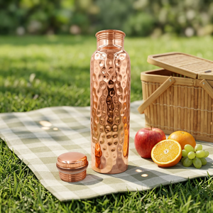 Bouteille d'eau en cuivre avec finition martelée et couvercle, portable pour une utilisation en extérieur - Product Image 1
