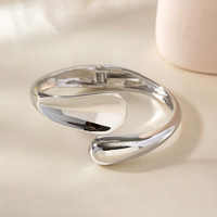 Bracelet manchette minimaliste en forme de goutte d'eau, plaqué or poli, style moderne, idéal pour un cadeau