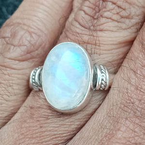 Venta al por mayor de plata esterlina 925 Arco Iris piedra lunar piedra preciosa indio hecho a mano bohemio bisel ajuste anillo para niñas mujeres para - Product Image 2