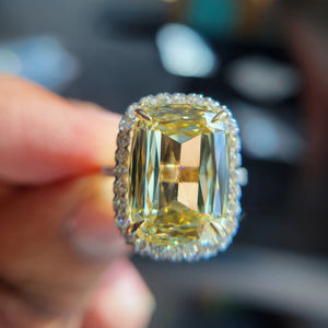 Anillo de Compromiso de Lujo con Halo de Diamantes Amarillos Cultivados en Laboratorio, Corte Esmeralda, Chapado en Rodio, Certificado IGI, en Oro Rosa de 14 Quilates - Product Image 1