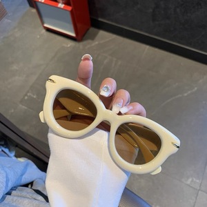 แว่นกันแดดทรงกลมดีไซน์เรโทรสุดฮิต Y2K สไตล์พังก์สุดหรู สำหรับทุกเพศ สีขาวแดง อุปกรณ์เสริมชายหาด ป้องกันรังสียูวี 400 - Product Image 6