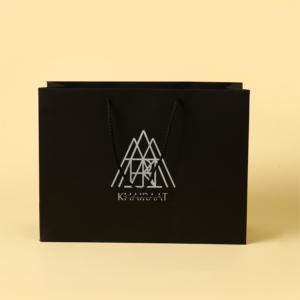 Bolsa de Papel Negra Profesional Personalizada para Empaque de Ropa con el Logotipo de su Marca - Product Image 2