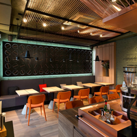 Comptoir de bar multifonctionnel de style minimaliste moderne et luxueux, avec tabourets de bar intégrés.