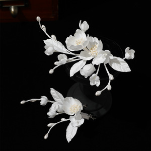 25 Pinzas para el Cabello con Flores Blancas, Diseño Original, Hechas a Mano, Exquisitas y de Alta Gama, para Sesiones de Fotos Nupciales - Product Image 1