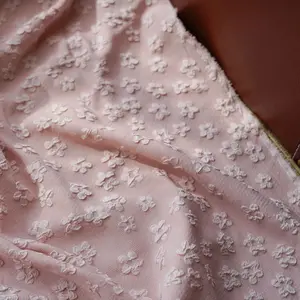 Бесплатный образец тисненой цветущей сливы крашеной жаккардовой эластичной ткани для платья рубашки багажа