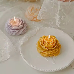 Bougie parfumée artisanale de luxe sur mesure, à la cire aromatique naturelle, parfum de pivoine, pour les occasions de Noël et de Thanksgiving - Product Image 4