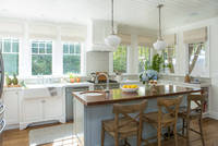 Meubles de cuisine de style américain blancs de type Shaker avec îlot en bois rustique et armoire de rangement pleine hauteur