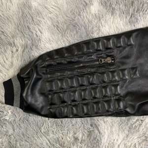 DENIMGUYS مخصص منشفة تطريز الشنيل جاكيتات رجالية أكمام جلدية بيسبول ليترمان جاكيتات اسكواش - Product Image 4