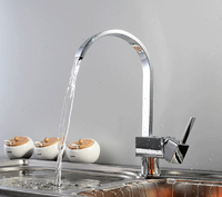 Robinet de cuisine moderne à poignée unique, en laiton chromé, style cygne, avec base carrée plate et bec cascade pivotant à 360 degrés