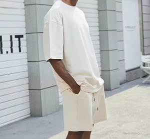 Completo da Uomo in Cotone Pesante 450gsm: T-Shirt <span class=keywords><strong>e</strong></span> Pantaloncini Oversize Vestibilità Boxy Stile Streetwear Estivo con Stampa Logo Personalizzata - Product Image 1