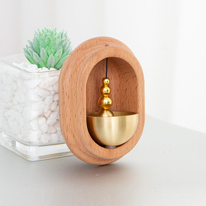 Carillon de porte ovale en bois, cloche magnétique en cuivre, design minimaliste, rappel d'entrée, décoration - Product Image 1
