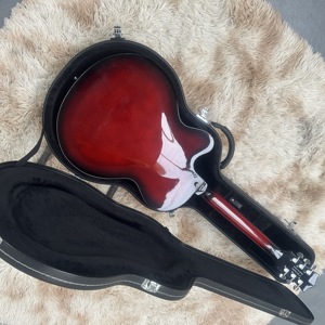 Guitarra Roja Marca GRTCH 2026, Cuerpo de Caoba, Semi-Hollow con Orificios en Forma de F, Estuche, Pastillas HH, Herrajes Cromados, Diapasón de 22 Trastes - Product Image 6
