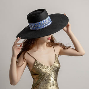 Sombrero Pork Pie de Fieltro 100% Lana, Ala Extra Ancha, con Cinta Bordada, Personalización OEM Disponible - Product Image 3