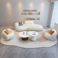 Ensemble de canapés modulaires de luxe en cuir synthétique crème de style scandinave, avec zone lounge incurvée accessible et rembourrage en éponge, idéal pour villa