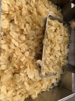 Commerciële productielijn voor het verwerken van frieten, inclusief technologie voor het snijden en frituren van aardappelchips en een machine systeem voor de fabricage.