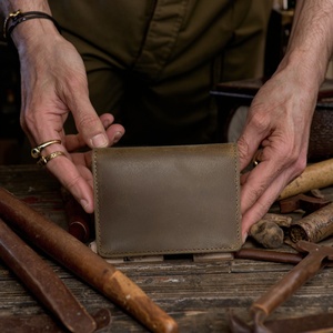 กระเป๋าสตางค์หนังวัวแท้ Napa ยี่ห้อ Boshiho แบบพับสองตอน สไตล์วินเทจ สลักลายด้วยเลเซอร์ พร้อมช่องใส่บัตร ปิดแบบเปิด สีดำ - Product Image 3