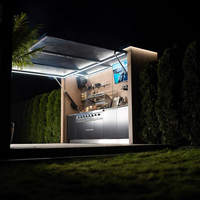 Cuisine extérieure moderne 2026 avec barbecue à gaz intégré, mobilier d'extérieur, abri de piscine, pour divertissement en plein air