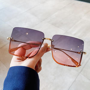 Lunettes de soleil carrées en métal pour femmes K2-9123, monture dorée, verres AC, UV400, légères, style rétro surdimensionné - Product Image 5