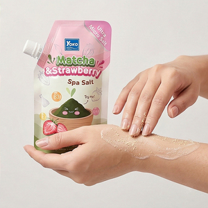 Y751 Yoko Sel de spa au matcha et à la fraise 350g. Exfolie et lisse la peau en douceur avec une granulométrie irrésistiblement douce et lisse. - Product Image 3
