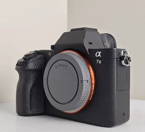 Appareil photo hybride Sony A7 II d'occasion, boîtier, 24,3 MP, plein format, stabilisation 5 axes, bon état, prêt à être expédié - Product Image 1