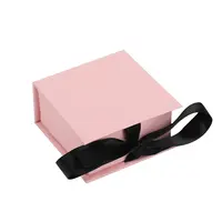 कस्टम गुलाबी गहने बॉक्स के साथ रिबन के लिए फ्लैप बॉक्स अंगूठी कंगन हार छोटे पोर्टेबल गहने पैकेजिंग बॉक्स के साथ धनुष