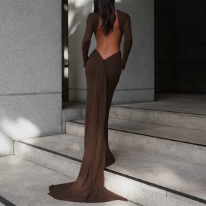 Robe longue marron très appréciée pour femme, à manches longues, col montant, dos ouvert, froncée, pour occasions formelles - Product Image 2