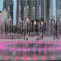 Fontaine interactive à eau sèche avec éclairage LED et musique intégrée programmable, attirant les foules.