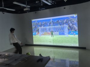 Juego de Fútbol Interactivo con Proyección AR, Juego de Tiros Penales de Alta Precisión para Interiores, Ideal para Salas de Juego - Product Image 1
