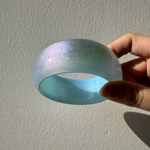 สร้อยข้อมือเรซิ่นทรงกลมลายคลื่นน้ำสีฟ้าสร้อยข้อมือเรซินประกายผงรูปทรงเรขาคณิตทึบแสงแบบเรียบง่าย - Product Image 3