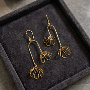 Boucles d'oreilles pendantes vintage pour femmes, plaquées or 14 carats, motif floral ajouré, accessoires tendance en laiton, bijoux indiens Exima - Product Image 3