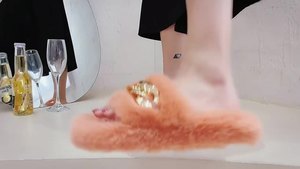 Pantoufles chaudes pour femme à semelle épaisse, à talon plat, avec chaîne métallique et fourrure, grande taille, style mocassin à bride unique - Product Image 2