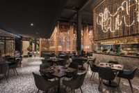 Meubles de luxe pour hôtel, bar, restaurant, banquette, table et chaises sur mesure