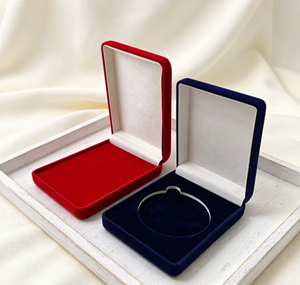 Boîte à collier rectangulaire haut de gamme XINYUAN, fermeture magnétique, coins arrondis, revêtement en velours fin, blanc doux - Product Image 3