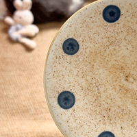 Ensemble tasse et soucoupe à café en céramique moderne minimaliste, finition mate, façonnée à la main, motif pois bleus, pour service de thé de l'après-midi exquis