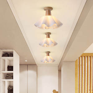 Le lustre dans le magasin, boutique de desserts commerciale, pâtisserie, gâteau, décoration simple, français - Product Image 3