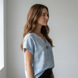 Blusa de mezcla de viscosa con estampado floral para mujer, cuello en V, botones dorados, <span class=keywords><strong>manga</strong></span> <span class=keywords><strong>corta</strong></span> con puños, camisa tipo chemise. - Product Image 4
