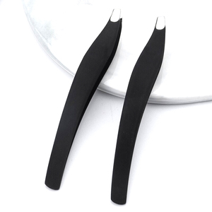 Pince à épiler inclinée à pointe plate en acier inoxydable noir, outil de modelage des sourcils pour salon de beauté et usage personnel - Product Image 1