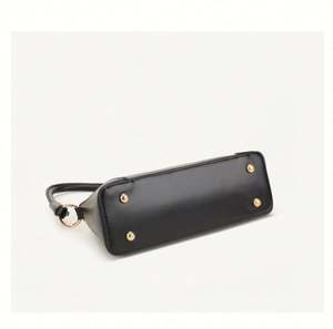 Sacs de taille pour femmes à logo personnalisé tendance en gros avec fermeture à glissière en matériau PU imperméable et bandoulière - Product Image 6