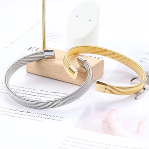 กำไลข้อมือสแตนเลสสตีลสีทองแบบตาข่ายเปิดปรับขนาดได้ ของขวัญเครื่องประดับแฟชั่นสำหรับผู้ชายและผู้หญิง - Product Image 3