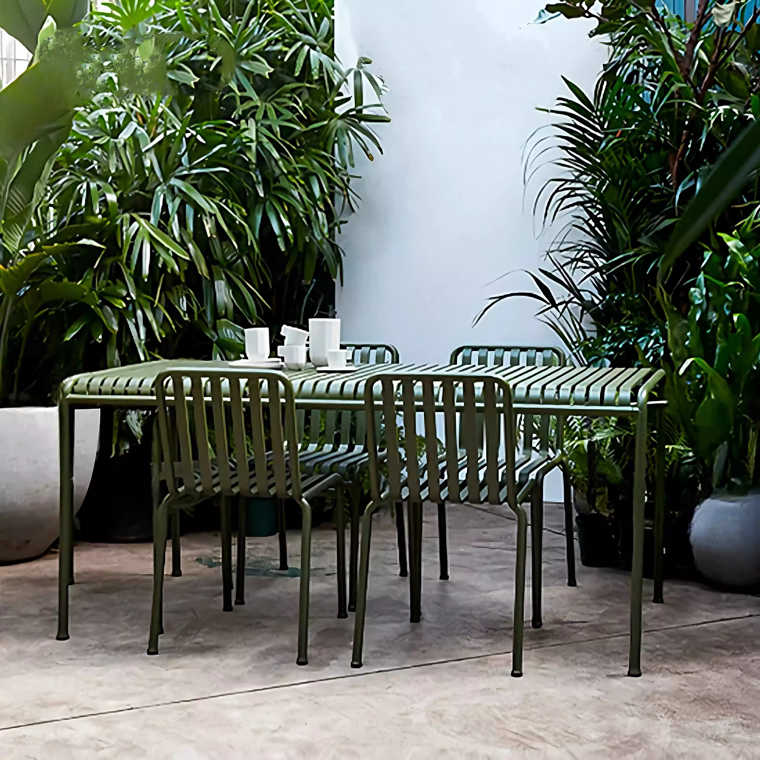 1 table 4 chaises sans accoudoirs (table de 140cm de long)