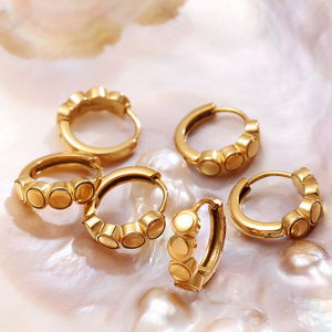 ต่างหูแบบห่วง ทรงเรขาคณิต สีทอง ดีไซน์ไม่สม่ำเสมอ เหล็กไทเทเนียม เครื่องประดับแฟชั่นสตรี สไตล์ยุโรปอเมริกัน - Product Image 2