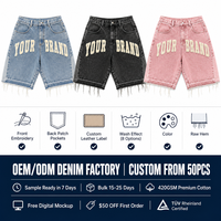 Shorts en jean cargo pour hommes, style streetwear et hip-hop, avec logo brodé personnalisé, bords bruts et effet vieilli, fabriqués par un fabricant de patchs brodés.
