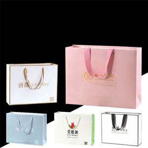 Sac de shopping en papier kraft noir et blanc avec lamination mate et logo personnalisé pour vêtements et chaussures - Product Image 6