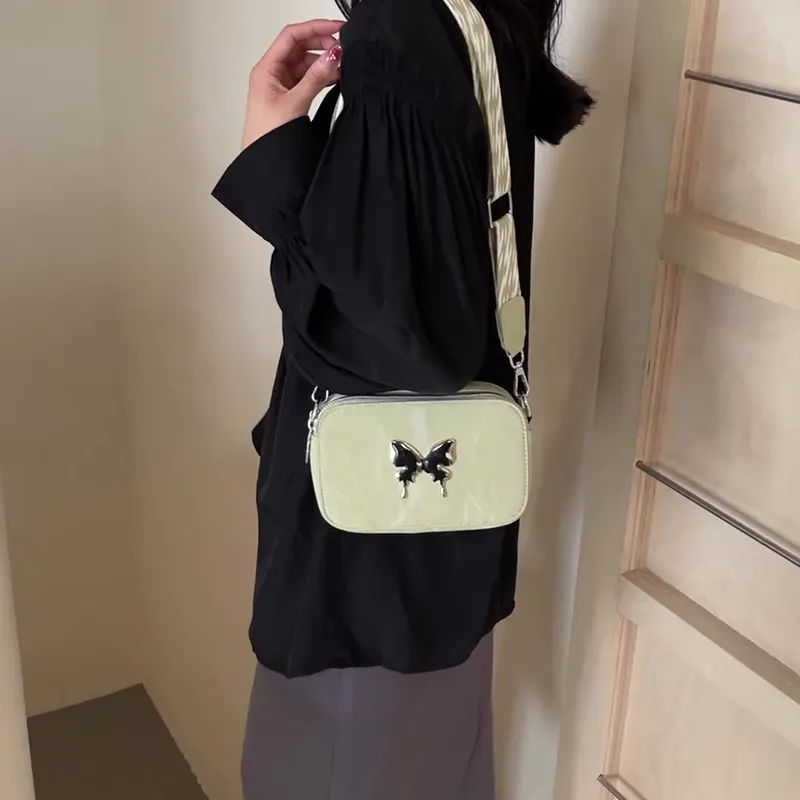 थोक महिलाओं का पु चमड़े का हैंडबैग तितली सजावट के साथ नया लोकप्रिय छोटा शोल्डर स्लिंग बैग महिलाओं का हैंडबैग