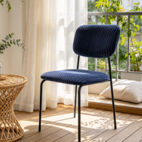 Chaise de salle à manger à prix d'usine, avec structure métallique, pieds peints en noir, dossier et assise rembourrés en tissu.