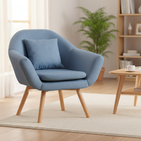 Fauteuil de salon confortable avec dossier et pieds en bois orange, style nordique moderne